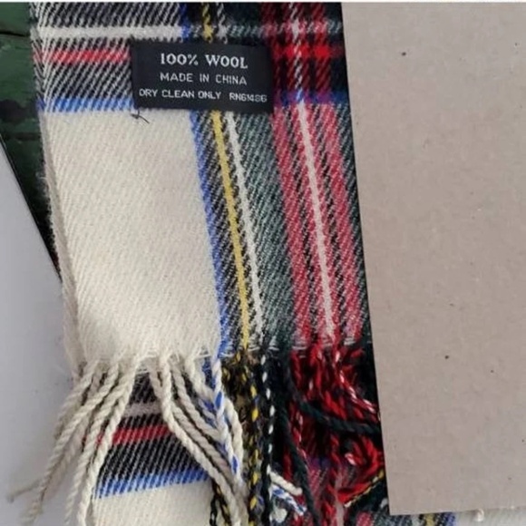 NWT in Box Bill Blass Wool Muffler Scarf - Picture 3 of 4